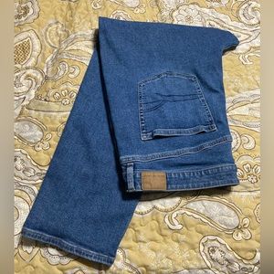 NWOT American Eagle Mom Jeans